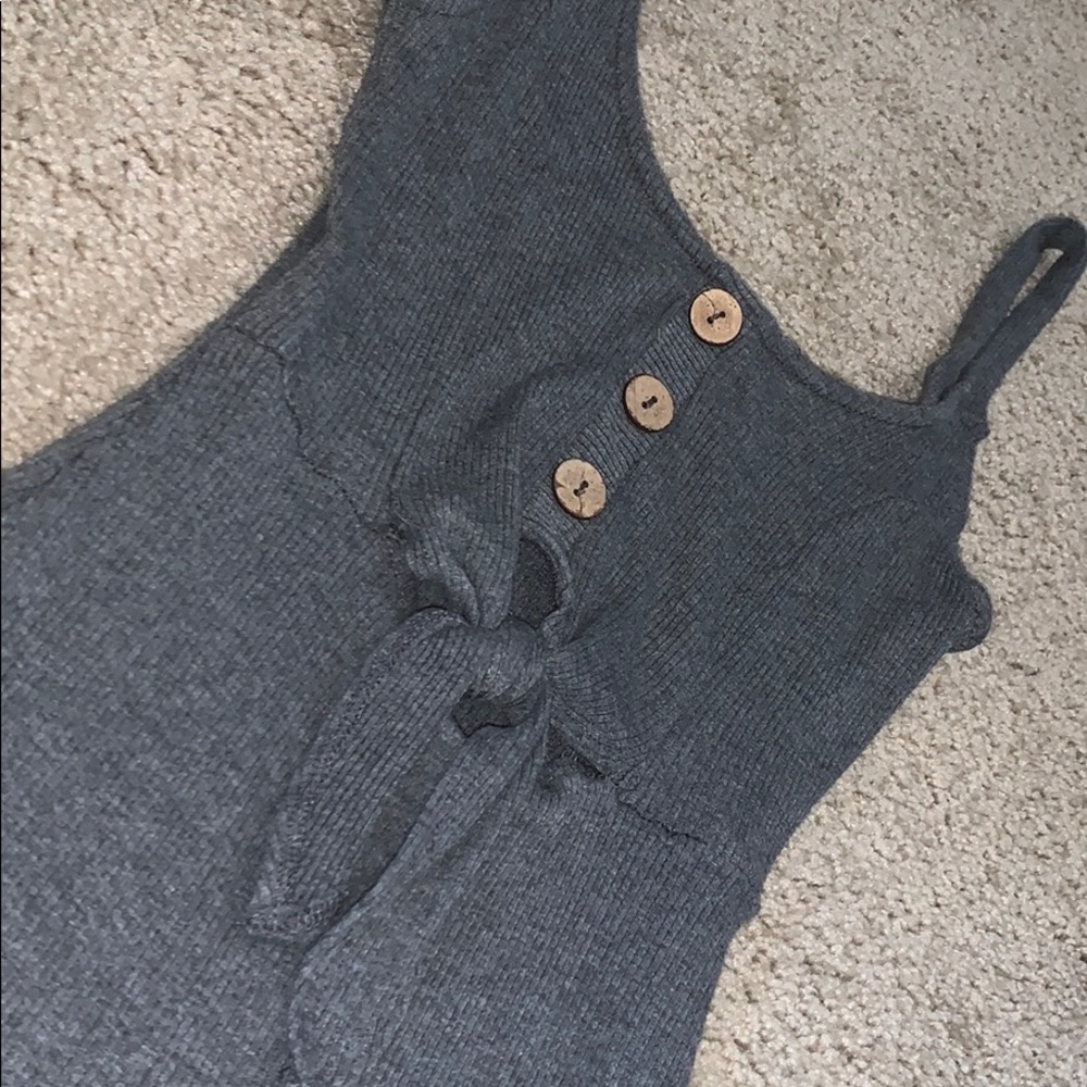 A slim grey dress - Picture 2 of 4